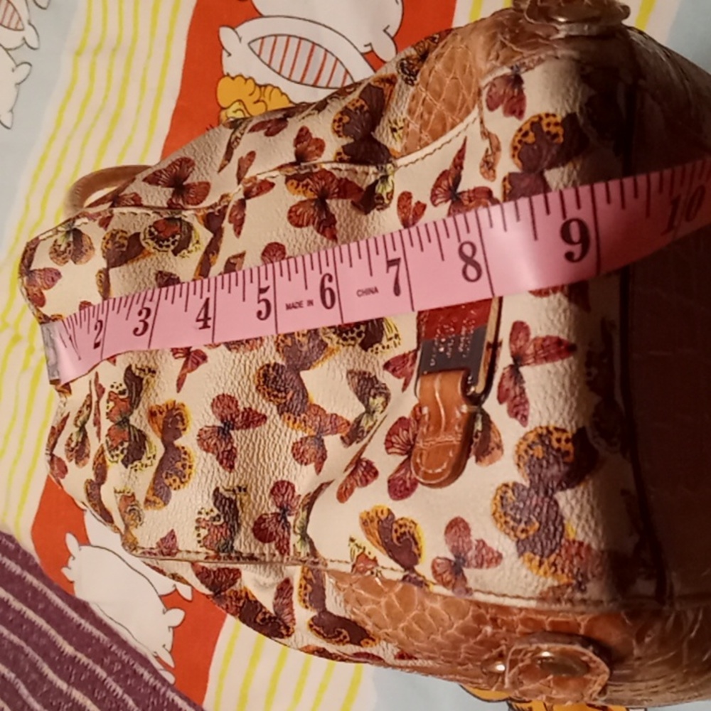Liz Claiborne, Big & Roomy,Butterfly Purse with Butterscotch Reptilian-Like Trim - Picture 6 of 15